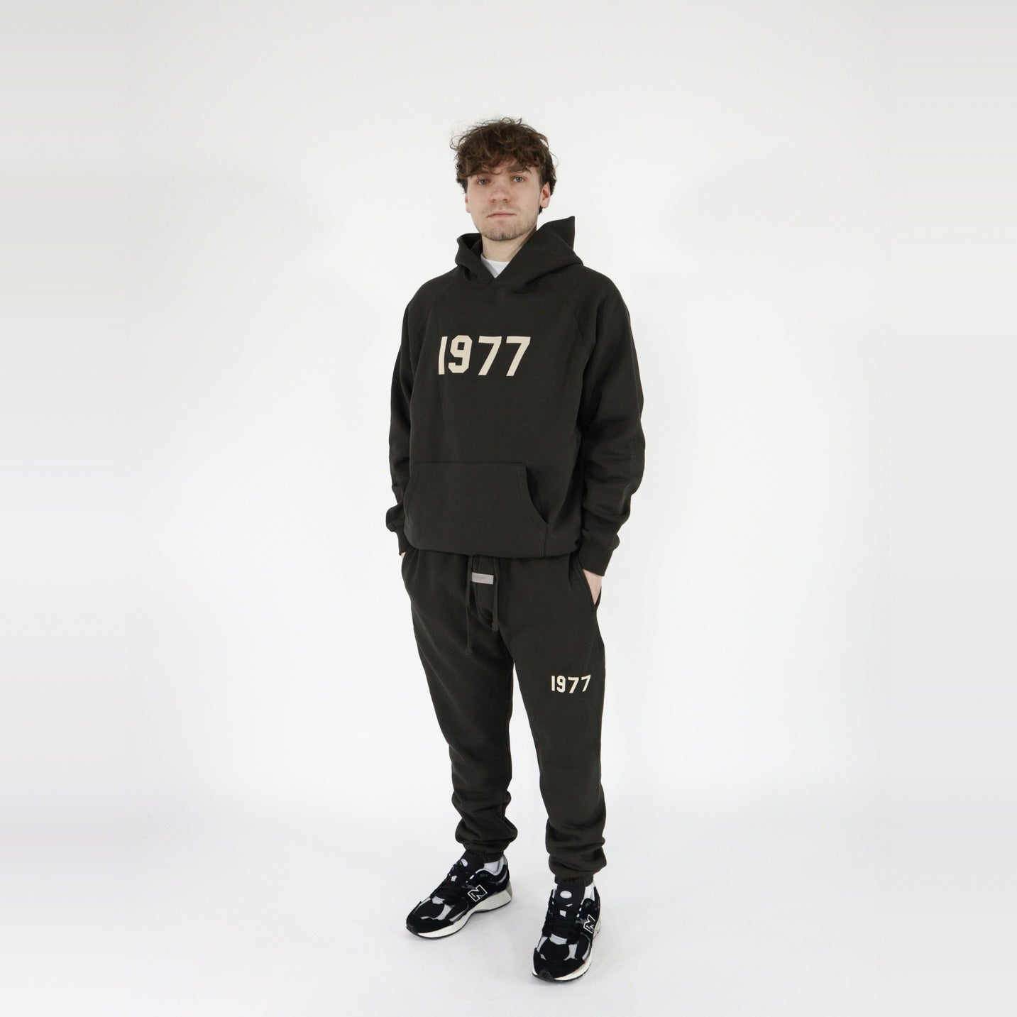 pikastore.cz - Fear of God Essentials 1977 Hoodie Iron + 1977 Sweatpants Iron SET-Bundle-pikastore.cz-pikastore.cz