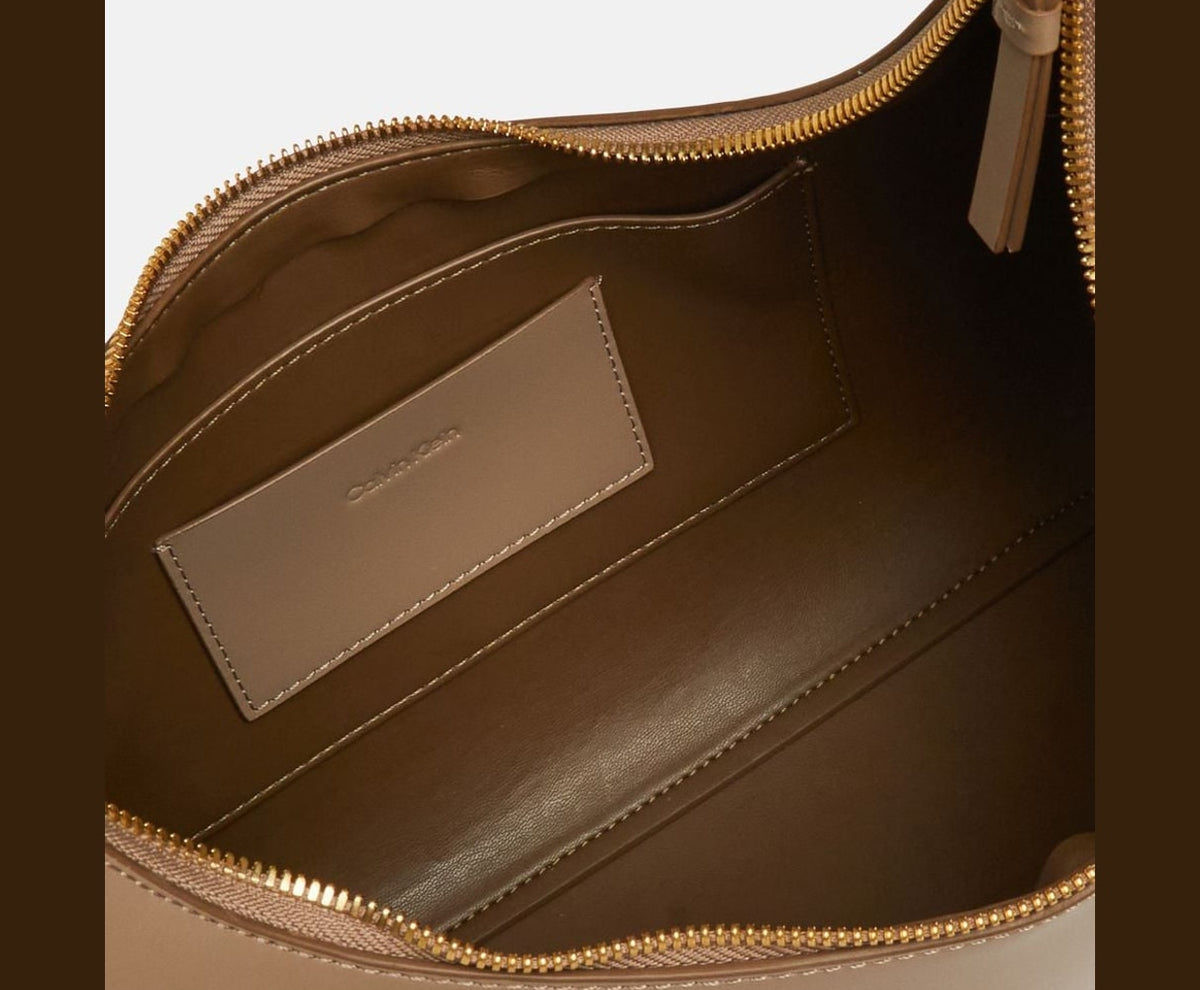 Calvin Klein Leather shoulder bag Emblem Taupe – borsa – foto 3 di 5