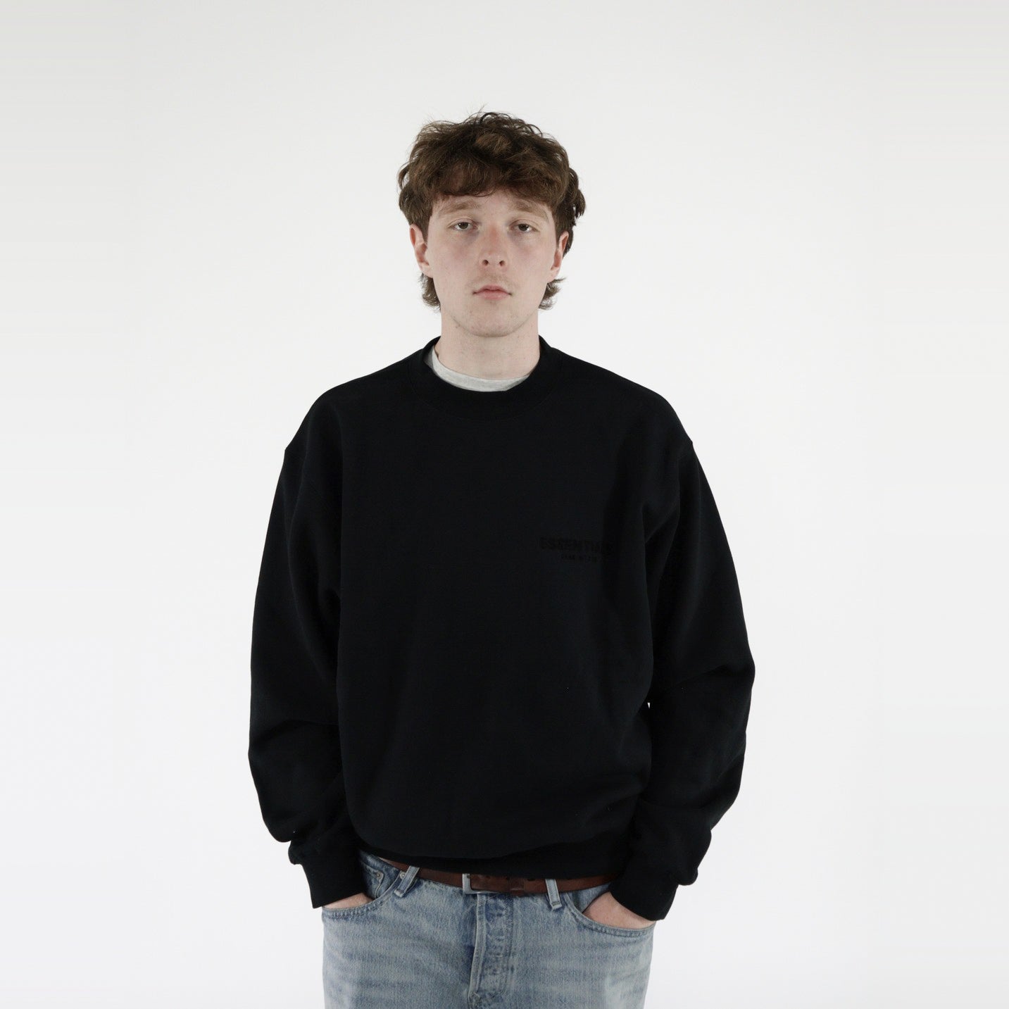 Fear of God Essentials Crewneck S22 Black Limo - PIKASTORE-Clothing-Fear of God-pikastore.cz