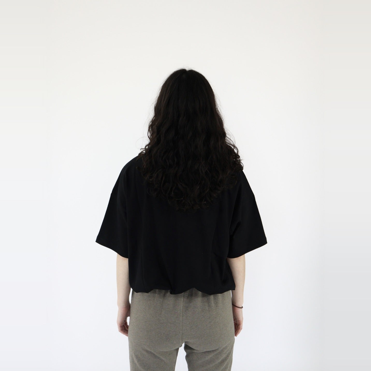 Fear of God Essentials S23 Arch Logo T-Shirt Black - PIKASTORE-Clothing-Fear of God-pikastore.cz