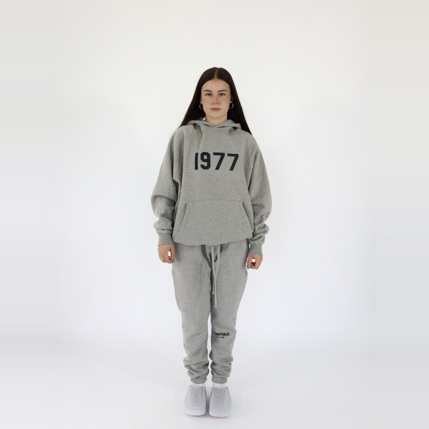 pikastore.cz - Fear of God Essentials S22 Hoodie 1977 Dark Oatmeal + S22 Sweatpants 1977 Dark Oatmeal SET-Bundle-pikastore.cz-pikastore.cz