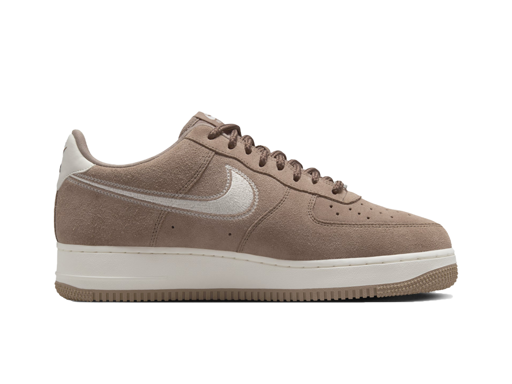 Nike Air Force 1 07 LV8 Embroidered Swoosh - Mink Brown – sneakers – foto 3 van 5