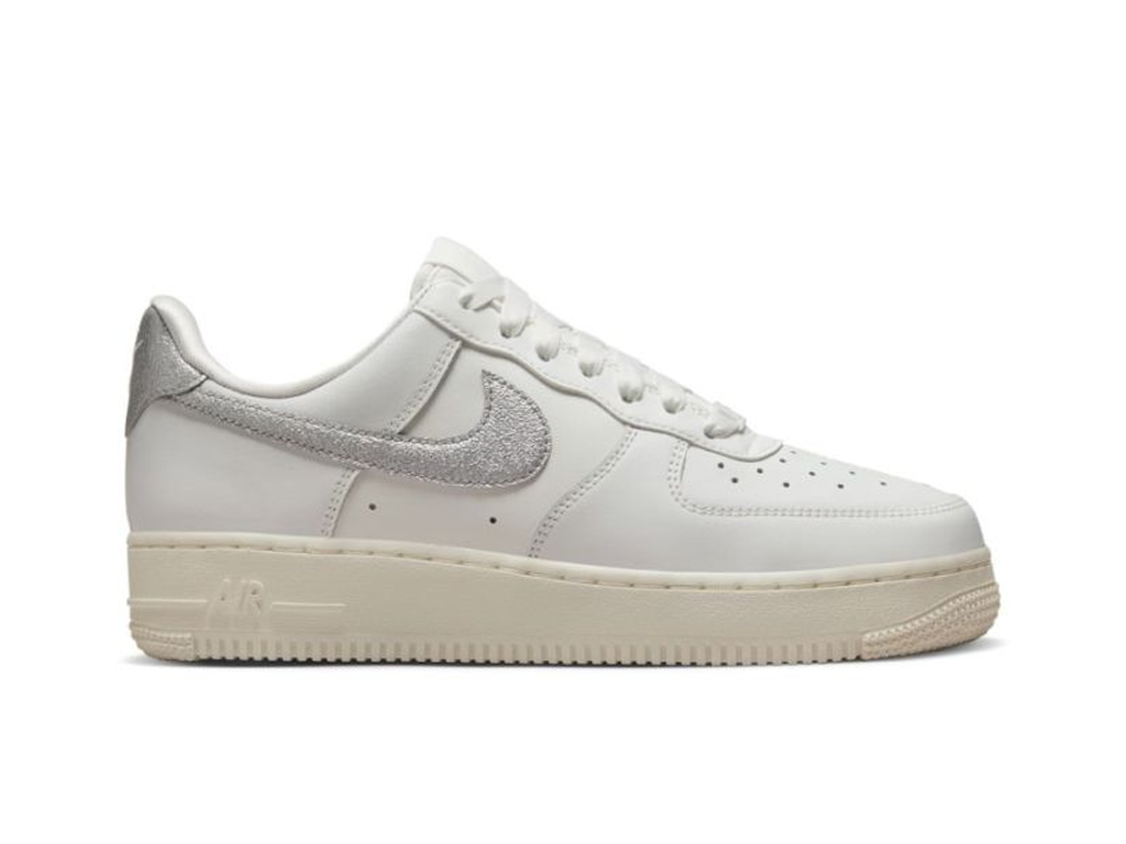 Nike Wmns Air Force 1 07 Essential Silver Swoosh-Nike-pikastore.cz